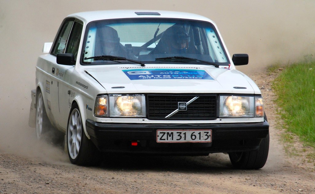 Heino Mejer og Bo Mølgaard på en af de smalle Fynske grusveje
(Foto: Beyer Rally Photo)